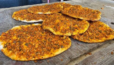 Kahvaltı ve çay saatine yakışır: Acılı ekmek